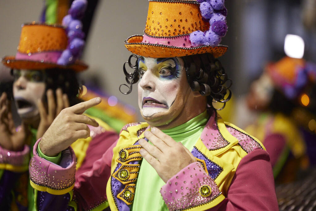 Close-up de fotógrafo ajustando configurações da câmera no carnaval