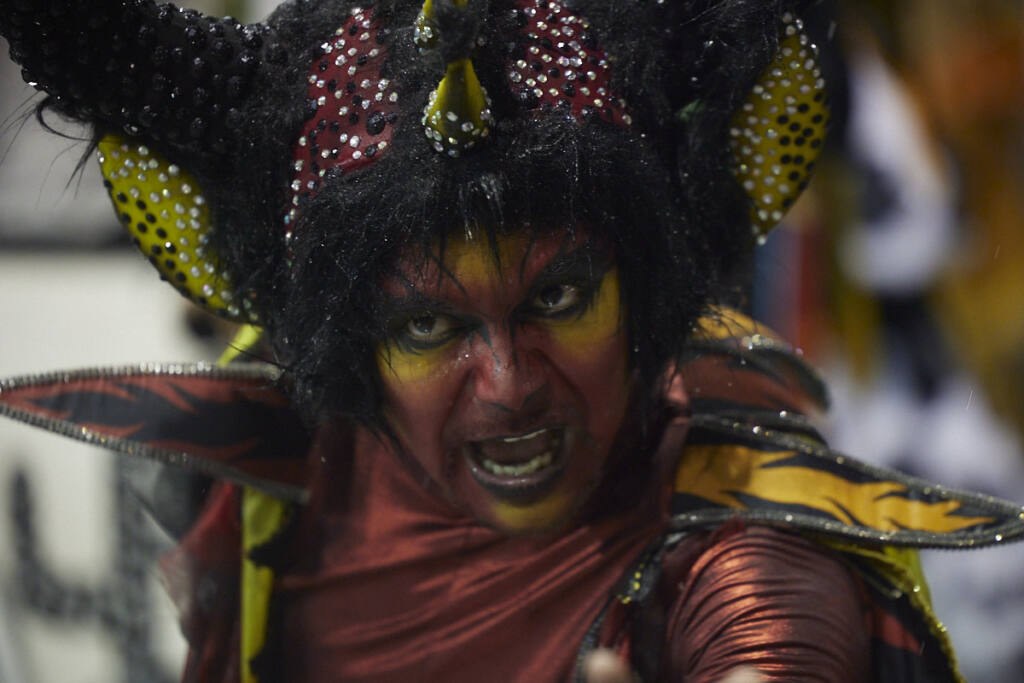 Detalhes culturais ricos capturados em fotografia de carnaval