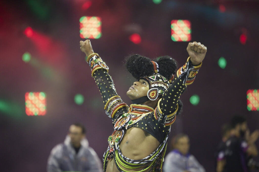 Edição de foto de carnaval realçando cores vibrantes