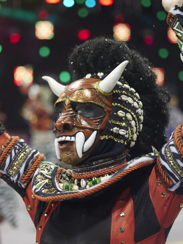 Momento emocionante de dançarino de carnaval capturado em ação